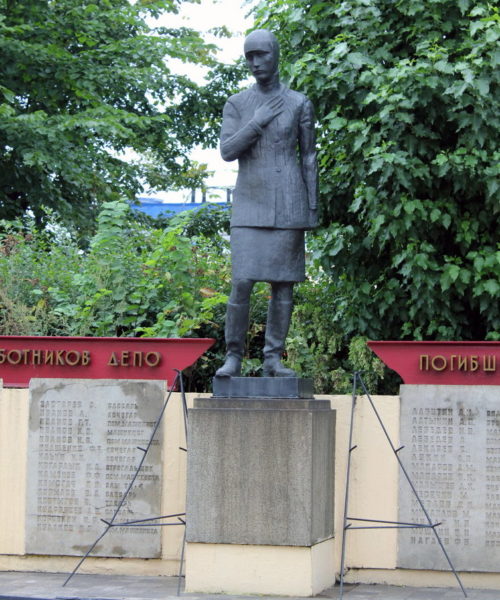 Памятник погибшим работникам депо в годы войны, установленный по улице Витебская Сортировочная, 31.