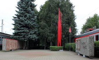 Памятник погибшим работникам депо, установленный на станции Электродепо.