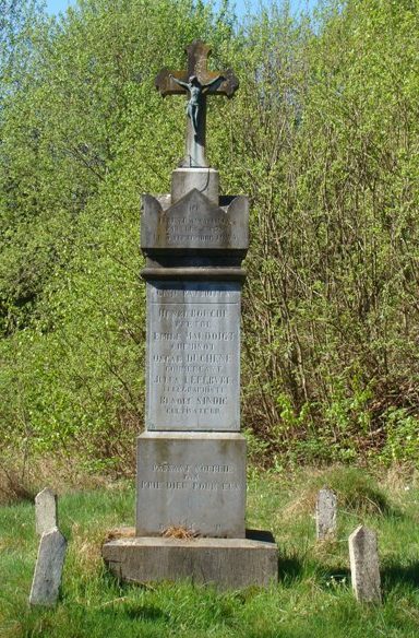 Коммуна Heinsch. Памятник пяти патриотам, убитым 3 сентября 1944 г.
