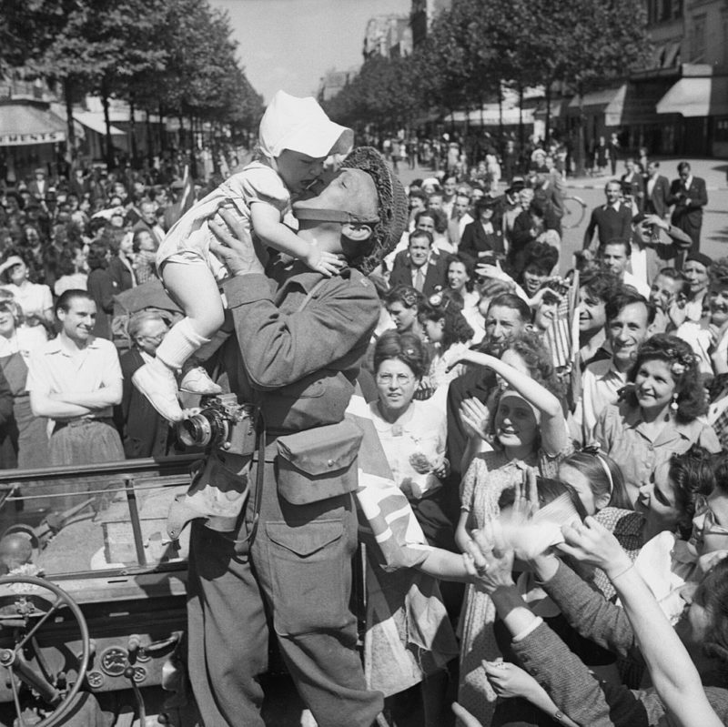 Парижане встречают освободителей. 26 августа 1944 г.