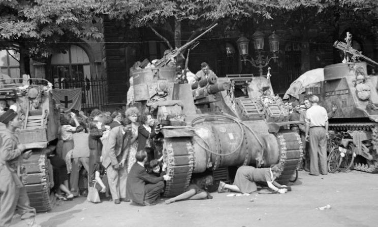 Парижане прячутся за броней САУ во время обстрела немецкими снайперами. 26 августа 1944 г.