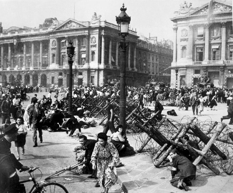Парижане прячутся от обстрелов немецких снайперов. 26 августа 1944 г.
