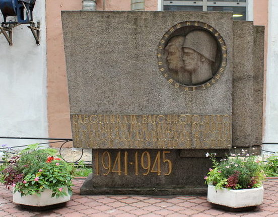 Памятник погибшим работникам вагонного депо, установленный на станции Фарфоровская.