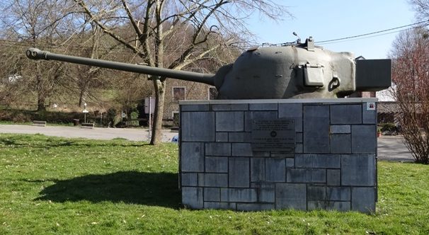 Муниципалитет Hotton. Памятник в честь комбатантов 53-й валлийской пехотной дивизии, которые освобождали города и села в январе 1945 г. 