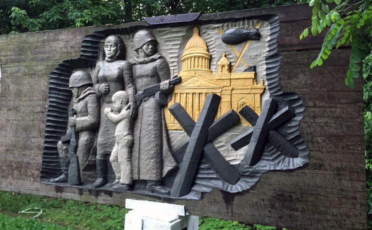 Памятник погибшим сотрудникам деревообрабатывающего комбината №1, установленный на набережной реки Волковки, 17. 