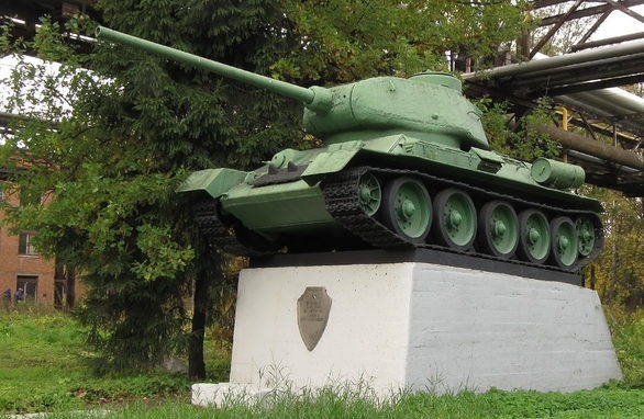 Памятник-танк Т-34/85.