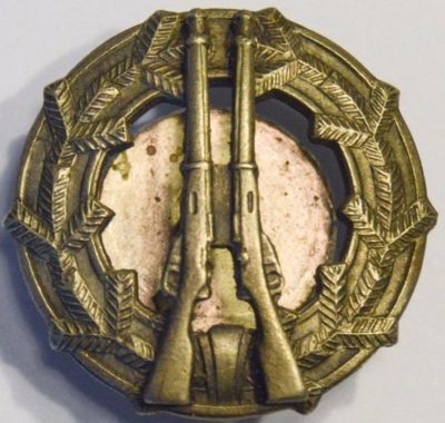 Аверс и реверс знака «За стрельбу из винтовки 3-го класса» образца 1933 г.
