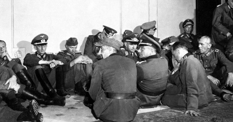 Пленные немецкие офицеры в отеле «Majestic». Август 1944 г.
