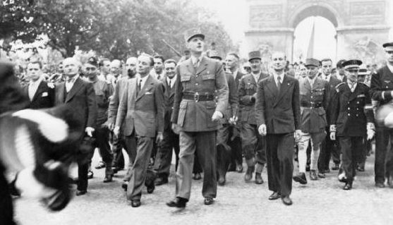 Генерал Шарль де Голль у Триумфальной Арки. Август 1944 г.