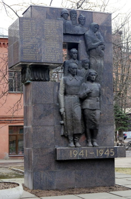 Памятник погибшим сотрудникам «Невской мануфактуры».