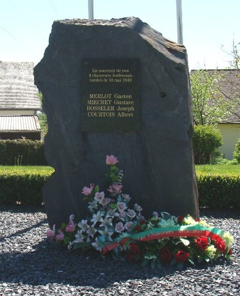 Коммуна Мартелена (Martelange). Памятник четырем воинам, погибших в Арденнах в мае 1940 г.