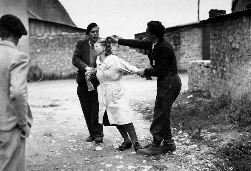«Маки» стригут парижанок, сожительствовавших с немцами. Август 1944 г.