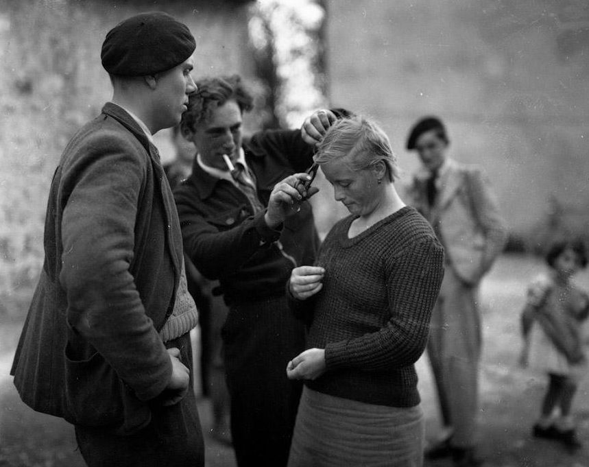 «Маки» стригут парижанок, сожительствовавших с немцами. Август 1944 г.