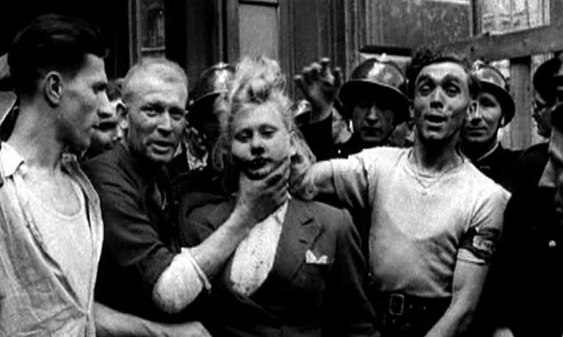 «Маки» издеваются над женщинами, которые имели связи с немцами. Август 1944 г.