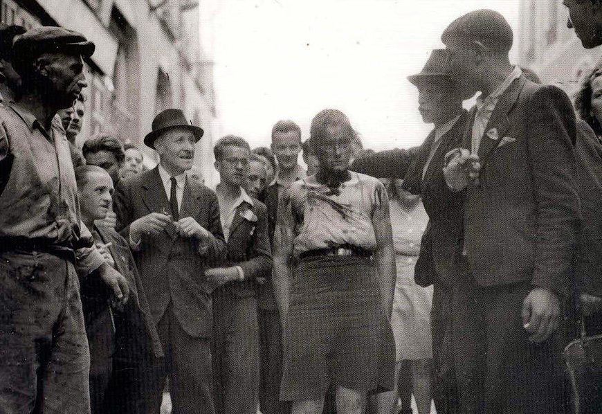 «Маки» издеваются над женщинами, которые имели связи с немцами. Август 1944 г.