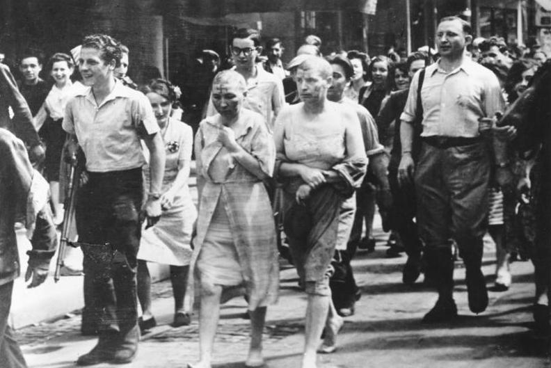 «Маки» ведут по улице женщин, постриженных «наголо» и разрисованных свастикой, сожительствовавших с немцами. Август 1944 г. 