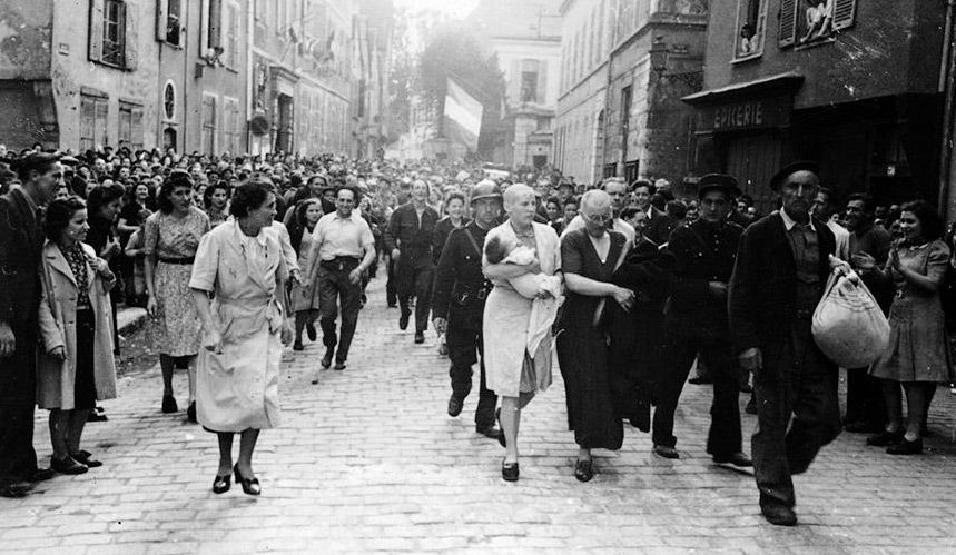 «Маки» ведут по улице женщин, постриженных «наголо» и разрисованных свастикой, сожительствовавших с немцами. Август 1944 г. 