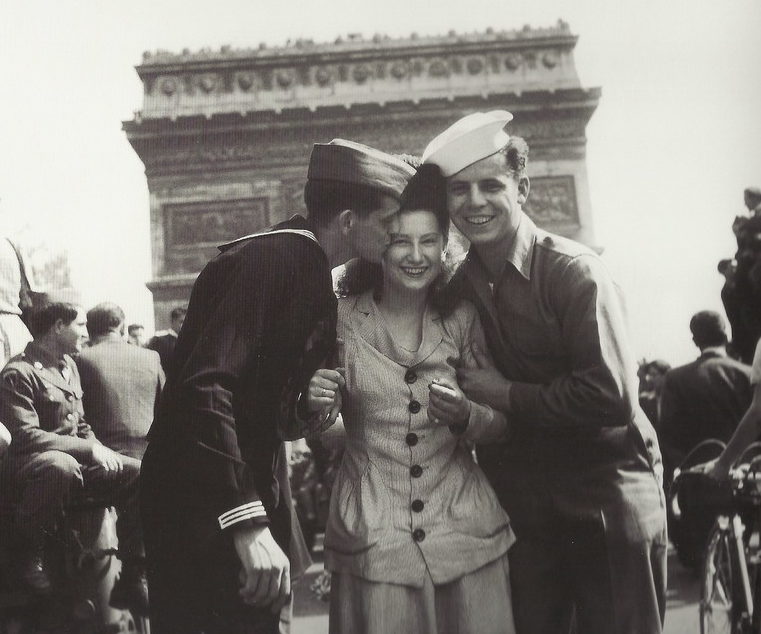 Парижанка с союзниками. Лето 1944 г. 