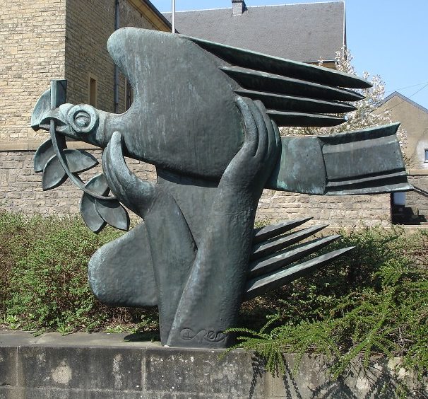 Муниципалитет Saint-leger. Памятник погибшим в обеих войнах.