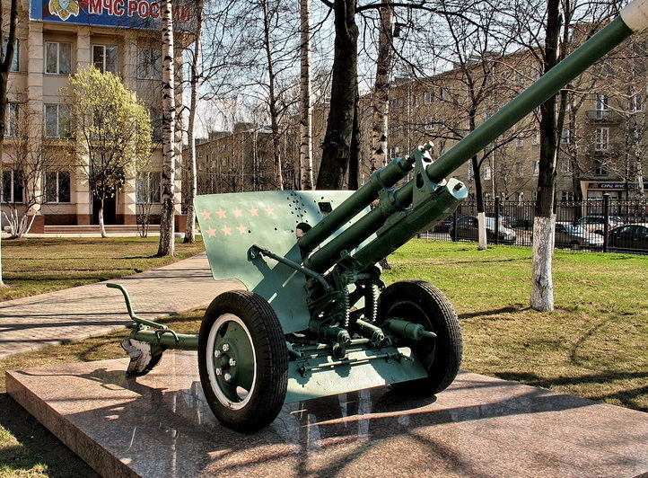 Дивизионная пушка ЗиС-3. Пушка установлена на проспекте Металлистов, 119 в память о школе МПВО.
