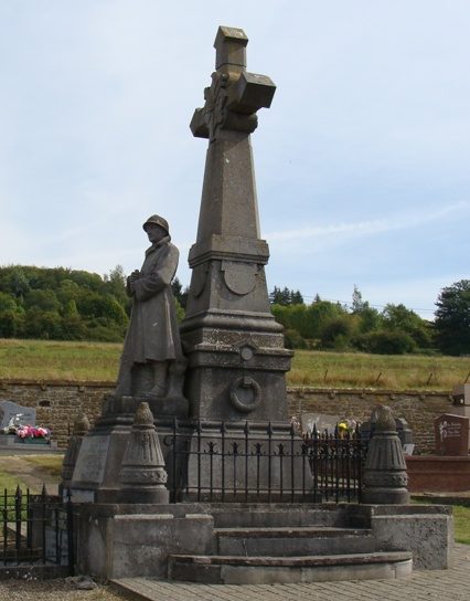 Муниципалитет Torgny. Военный мемориал обеих войн на кладбище. 