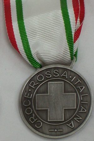 Аверс и реверс серебряной медали «За заслуги перед Красным крестом» (Medaglia d'argento al merito della Croce Rossa Italiana). Республика.
