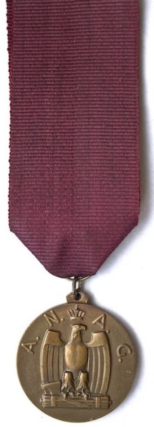 Аверс и реверс памятной медали Национального сбора военных инженеров (саперов). Виченца. 1938 г. Медаль изготовлена из бронзы, диаметр – 35 мм.