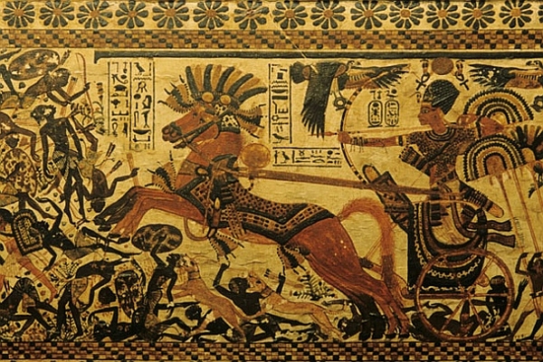 Изображение из гробницы Тутанхамона. Рядом с колесницей собаки атакуют сирийцев.