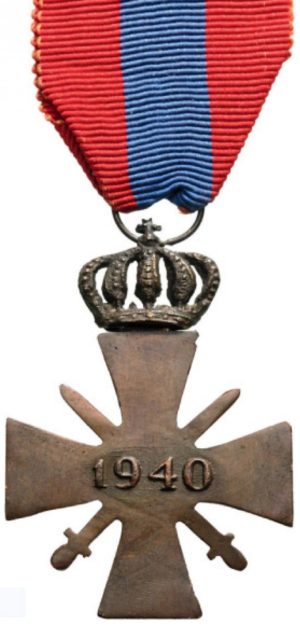 Аверс и реверс бронзового военного креста 1940 года.