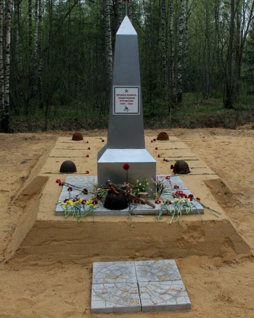 п. Апраксин Кировского р-на. Обелиск, установленный на братской могиле.