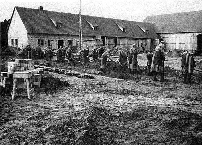 Женщины на строительстве лагеря. 1939 г.