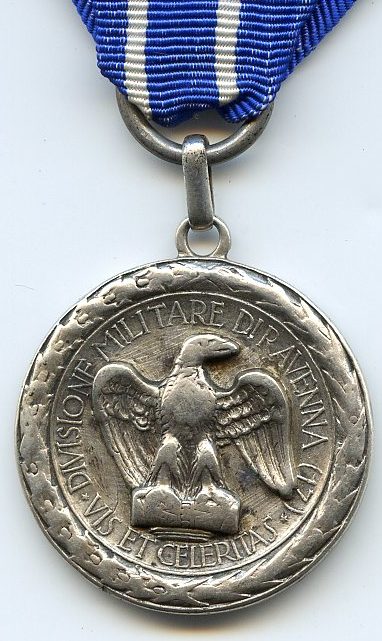 Аверс и реверс памятной медали 17-й дивизии «Равенна». Медаль изготовлена из серебра 800-й пробы. 