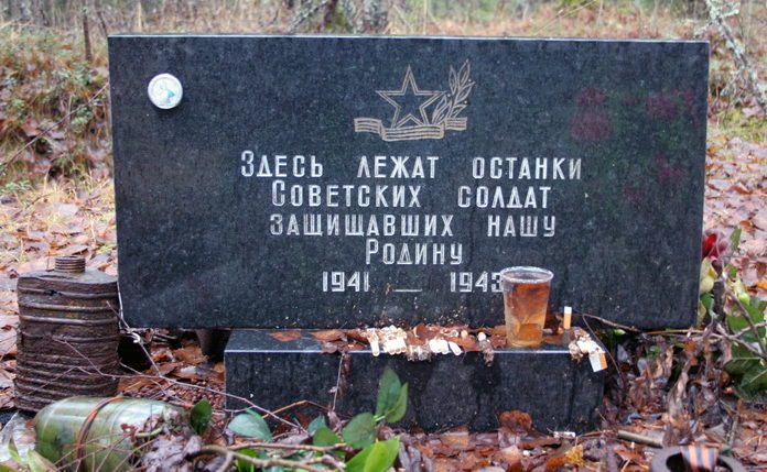 п. Апраксин Кировского р-на. Памятник, установленный на братской могиле.
