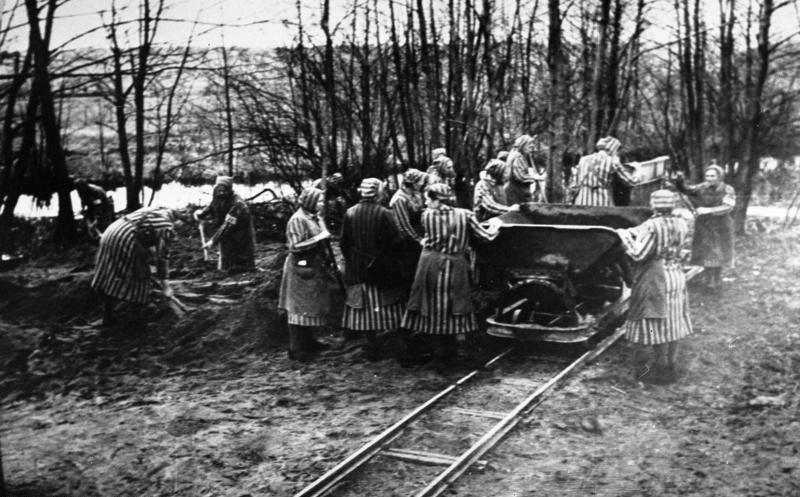 Женщины-заключённые на строительстве лагеря Равенсбрюк.