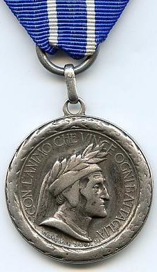 Аверс и реверс памятной медали 17-й дивизии «Равенна». Медаль изготовлена из серебра 800-й пробы. 