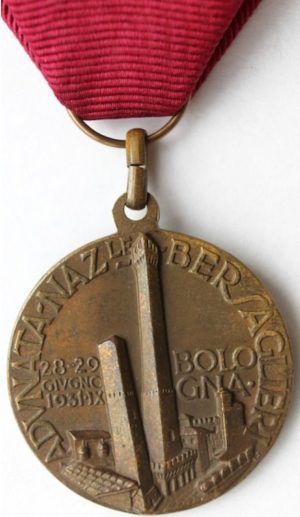 Аверс и реверс памятной медали 8-го сбора берсальеров. Болонья. 1931 г. Медаль изготовлена из бронзы, диаметр - 32 мм, ширина ленты – 37 мм.
