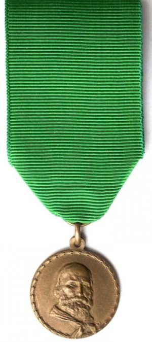 Аверс и реверс памятной медали 22-й пехотной дивизии «Cacciatori delle Alpi».