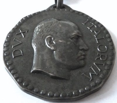 Аверс и реверс серебряной памятной медали 4-й дивизии CC.NN. «3 января».