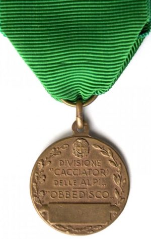Аверс и реверс памятной медали 22-й пехотной дивизии «Cacciatori delle Alpi».