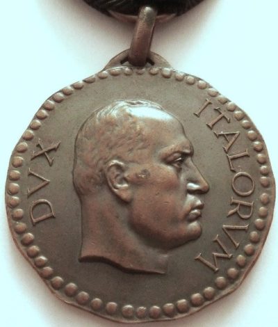 Аверс и реверс бронзовой памятной медали 4-й дивизии CC.NN. «3 января».
