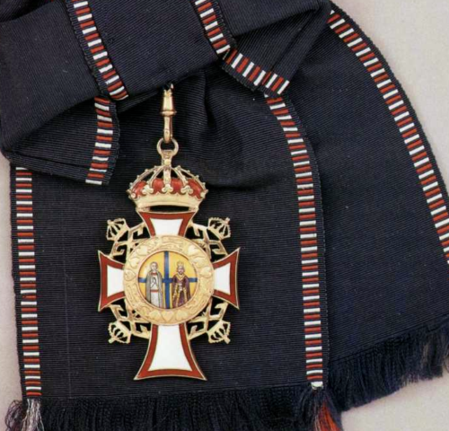 Большой крест ордена Святых Георгия и Константина на ленте-перевязи.