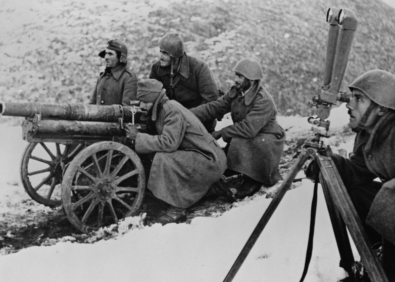 Греческие артиллеристы в обороне. Декабрь, 1940 г. 