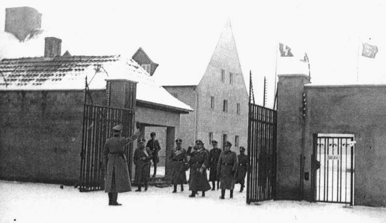 Входные ворота в лагерь в 1940 году и сегодня. 