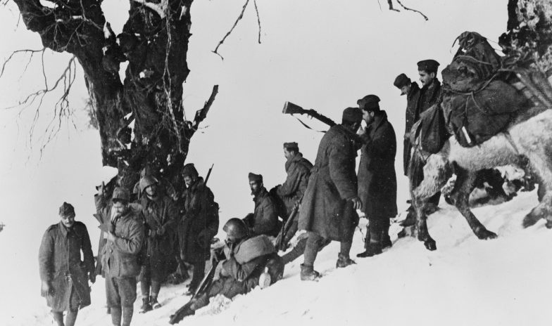 Греческие солдаты на привале в горах. Декабрь 1940 г. 
