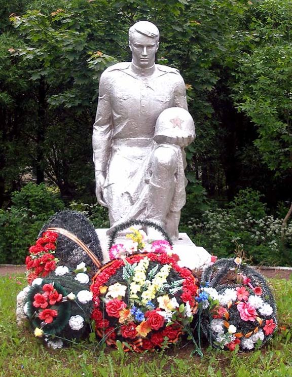д. Кобралово Гатчинского р-на. Памятник, установленный на братской могиле, в которой похоронено 14 советских воинов.
