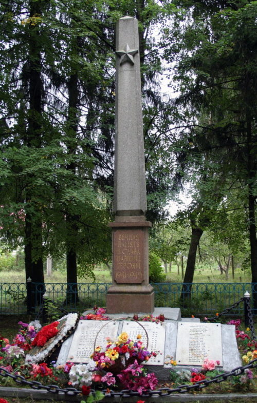 п. Кобринское Гатчинского р-на. Памятник, установленный на братской могиле, в которой похоронено 104 советских воинов, в т.ч. 61 неизвестных.