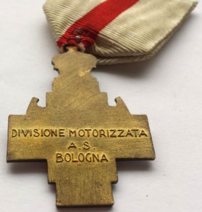 Аверс и реверс памятной медали моторизированной пехотной дивизии «Болонья».