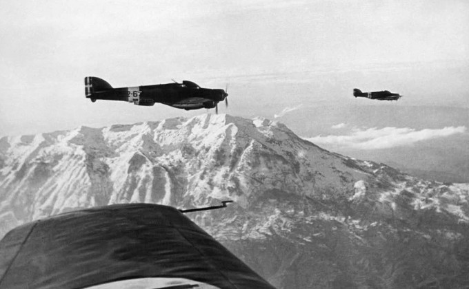 Итальянские бомбардировщики на пути к албано-греческой границе. 9 января 1941.