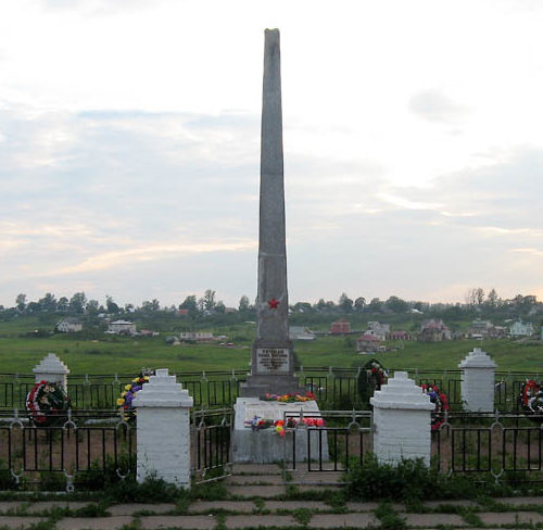 г. Коммунар Гатчинского р-на. Памятник, установленный на братской могиле, в которой похоронено 107 советских воинов, в т.ч. 13 неизвестных.