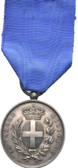 Аверс и реверс серебряной медали «За воинскую доблесть» (Medaglia d'argento al valor militare). Королевство.